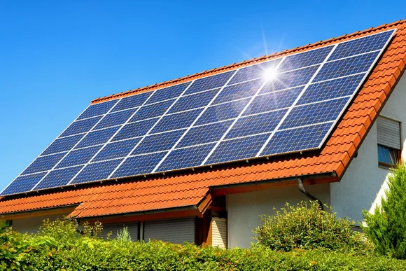 Hausdach mit Solaranlage